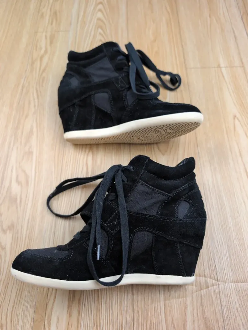 Side view of the Ash Bowie sneakers: hidden inner wedge